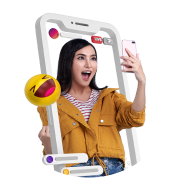 Gestión de influencers en campañas de agencia de marketing digital Joven influencer transmitiendo en vivo con apoyo de agencia de marketing digital