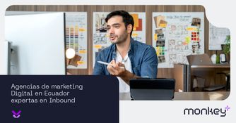 Agencias de marketing digital en Ecuador expertas en inbound Ejecutivo presentando estrategia de marketing digital en oficina creativa