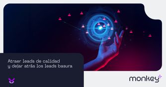 Cómo atraer clientes con estrategias de marketing digital Persona frente a laptop con imán atrayendo íconos de redes sociales y likes