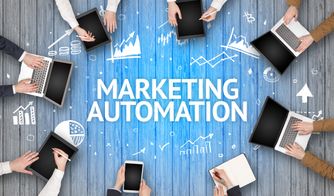 Automatización en marketing digital para optimizar procesos Personas usando laptops y tablets alrededor del texto marketing automation