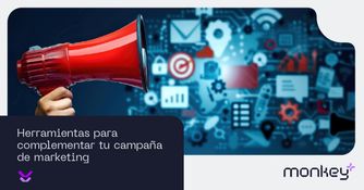 Todo lo que debes saber sobre botones de pago en el 2023 Ilustración de manos sosteniendo un celular con botón de pago y monedas digitales alrededor