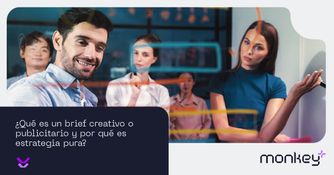 Brief creativo y publicitario Ejecutivos revisando un brief creativo en una reunión de marketing