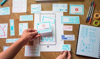 Capacitación en marketing digital para equipos Capacitadora dando una charla sobre marketing digital a un grupo