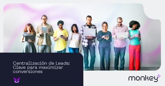Centralización de leads: clave para maximizar conversiones Grupo diverso de personas usando dispositivos digitales frente a fondo claro