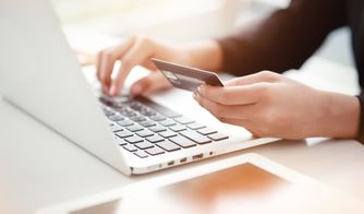 Compra online segura con tarjeta Persona realizando una compra online con tarjeta de crédito en laptop