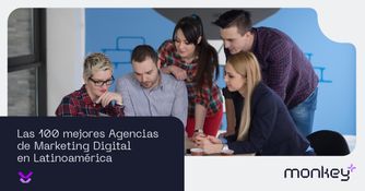 Compras online seguras desde casa con tarjeta y laptop Pareja realizando una compra online con tarjeta de crédito