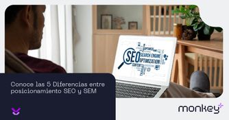 Trabajo colaborativo en proyectos de marketing digital Equipo de personas trabajando en mesa con laptops y documentos