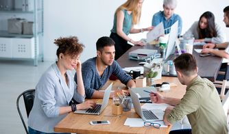 Equipo creativo de agencia de marketing digital Grupo de personas trabajando en equipo en oficina de marketing