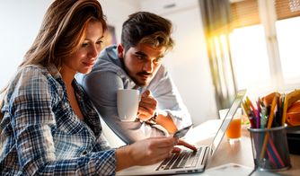 Estrategias efectivas de inbound marketing para atraer clientes Ilustración de un imán atrayendo personas con bolsas de compra