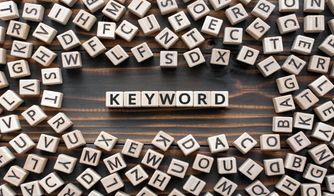 Estrategias de palabras clave para mejorar tu SEO Bloques de madera formando la palabra keyword entre letras desordenadas