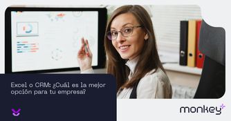 Excel o CRM, esa es la cuestión Persona señalando pantalla digital con íconos de usuarios y conexiones virtuales