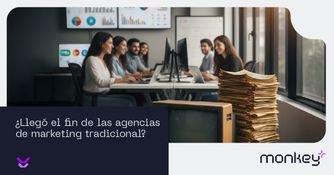 ¿Llegó el fin de las agencias de marketing tradicional? Personas en oficina moderna comparando marketing digital con televisión y periódicos