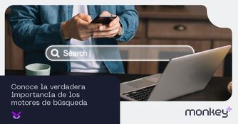 Conoce la verdadera importancia de los motores de búsqueda Persona usando buscador en celular frente a laptop