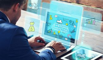 Inbound Marketing para crecer en digital Profesional usando un portátil con interfaz de inbound marketing en pantalla
