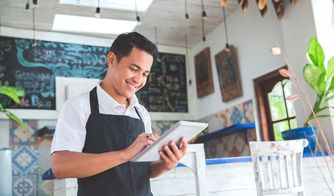 Marketing digital para negocios locales Dueño de negocio utilizando tablet para gestión digital