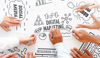 Planeación de campañas con equipo de marketing digital Manos colaborando sobre esquemas de marketing digital