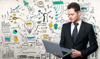 Planificación de estrategias con agencia de marketing digital Ejecutivo con laptop frente a mural de ideas y gráficos