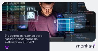 5 poderosas razones para estudiar desarrollo de software en el 2021 Hombre programando con código HTML proyectado en la pantalla