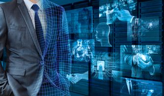 Transformación digital de negocios Ejecutivo con representación digital en entorno tecnológico